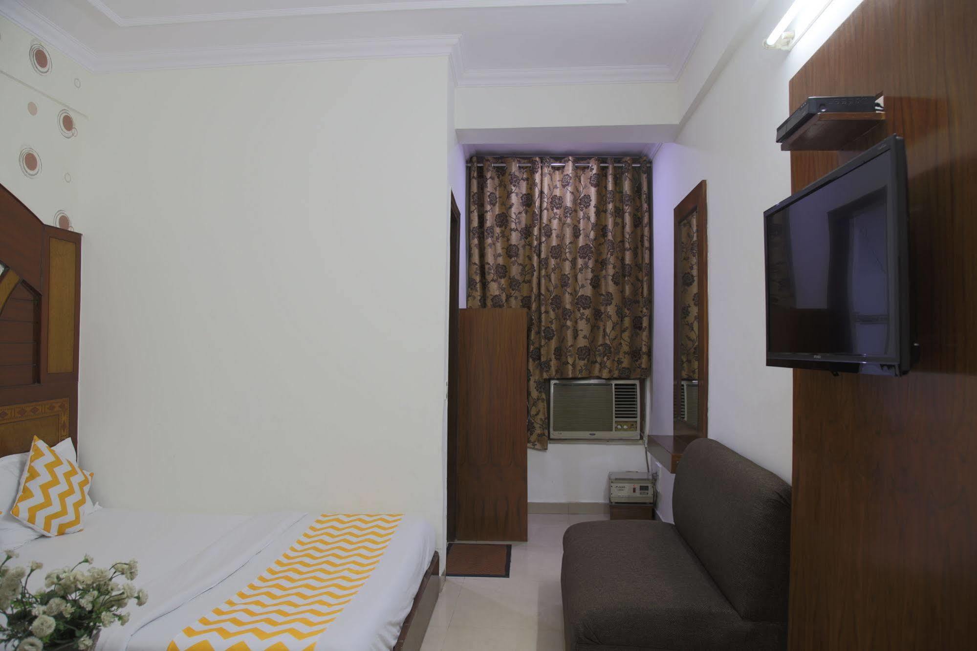 Hotel Pallvi Palace "A Well Hygiene Place" Paharganj Exteriör bild